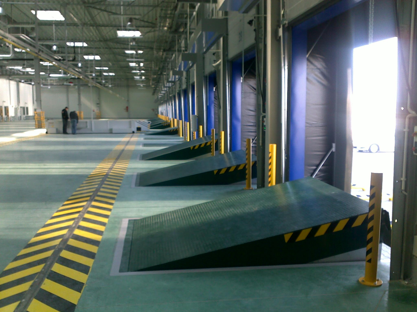 Rampas niveladoras hidráulicas para andenes de carga industrial